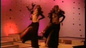 Legs _ Co - Nobody Does It Better - Carly Simon (18th Aug 1977)(480P).mp4