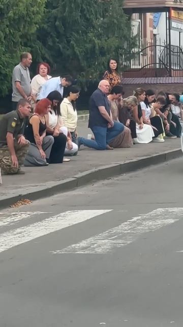 Скоро в очереди стоять будут, чтобы на колени встать
