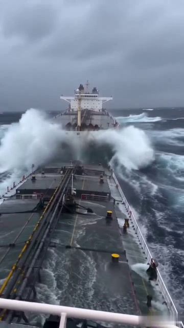 Судна во время шторма в открытом море