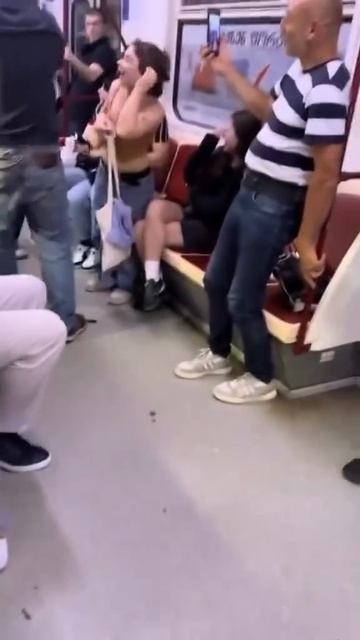 Пассажиры устроили дискотеку в тбилисском метро