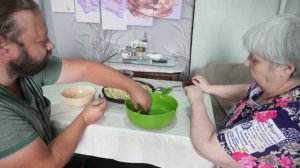 Два повара высокой кухни показывают мастер класс при приготовлении фаршированных макарон с фаршем
