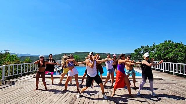 🎶Coco Jumbo в деле🔥 Пикник, природа и любимые треки 😁
🧠хорео: @nvdancezumba VK