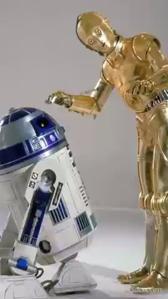 R2 & C3PO POWERING UP