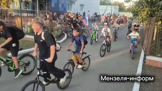 В честь Дня Российского флага в Мензелинске прошел велопробег
