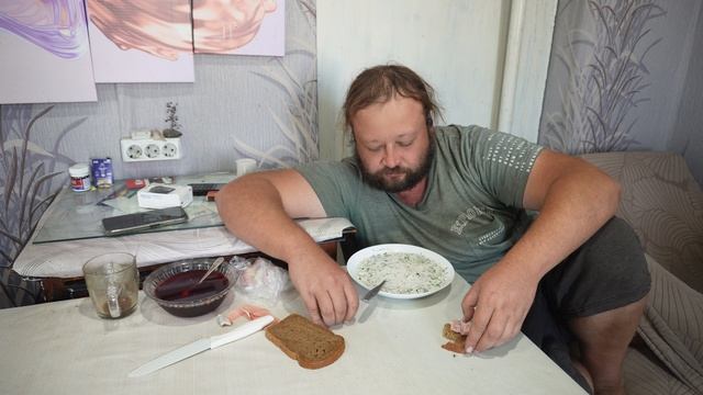 Кушаю вкусную окрошку которую приготовили родители