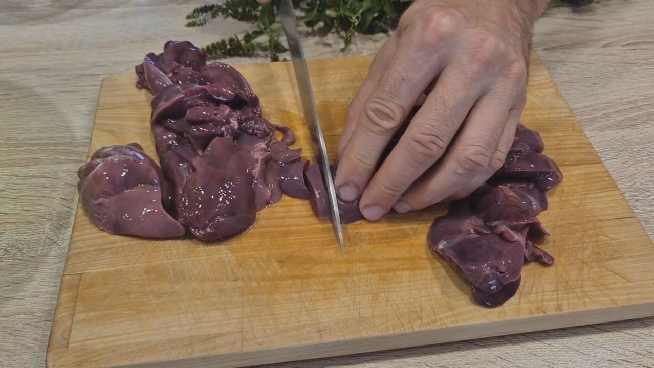 То что я делаю с печенью, перевернет ваше сознание в кулинарии. Печень по-азиатски на сковороде