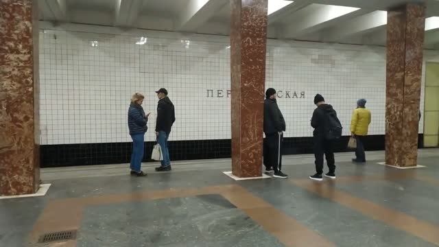 Станция метро Первомайская интерьер, пассажиры, поезда Москва Фрагмент 4
