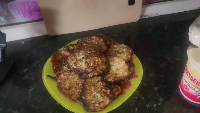 Готовлю вкусные оладьи из кабачков.