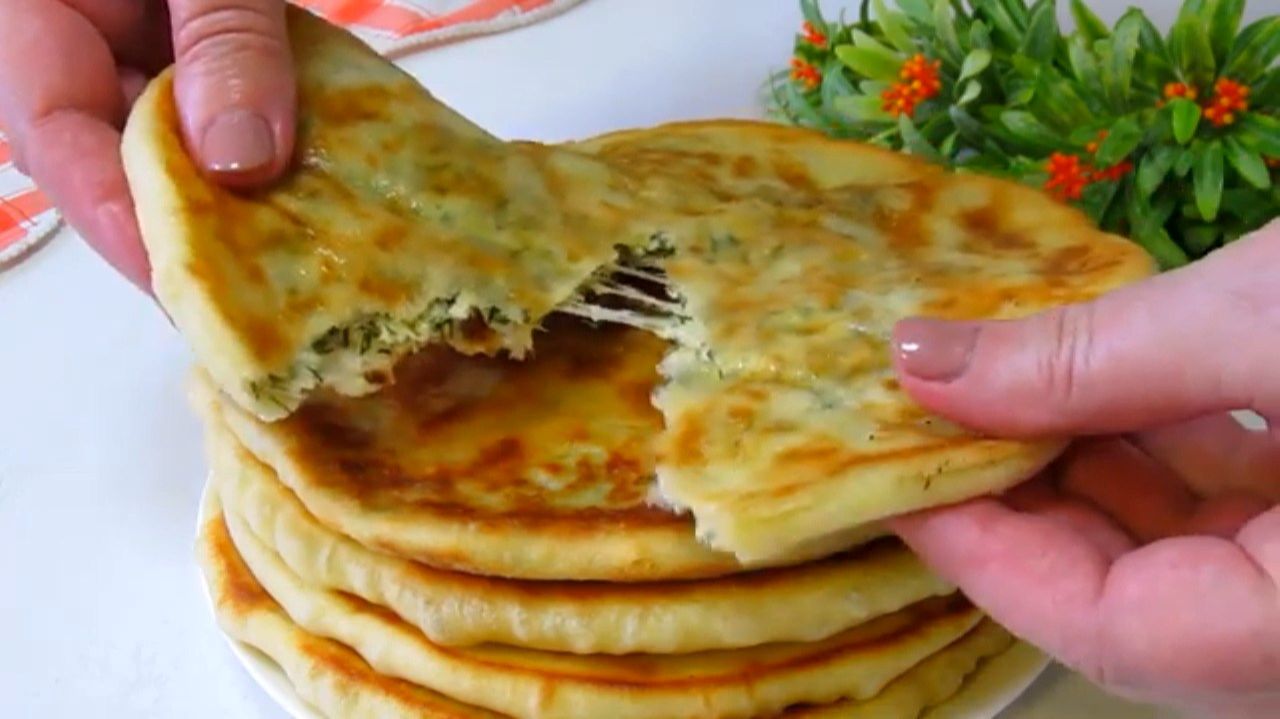 Ароматные, хрустящие с пылу с жару, не успеваю со сковороды снимать. Тонкие лепёшки, просто чудо!