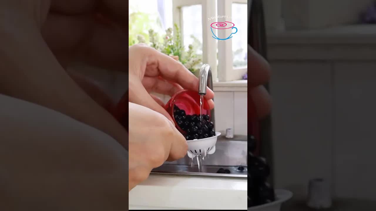 Готовим миниатюрный черничный пирог на игрушечной кухне