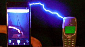 ✅Заряди NOKIA 3310 миллионом вольт 😄 Эпичный батл: смартфон и нокия! Кто кого?!?