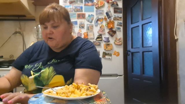 пришла с леса. пожарила картошку с грибами. мукбанг.