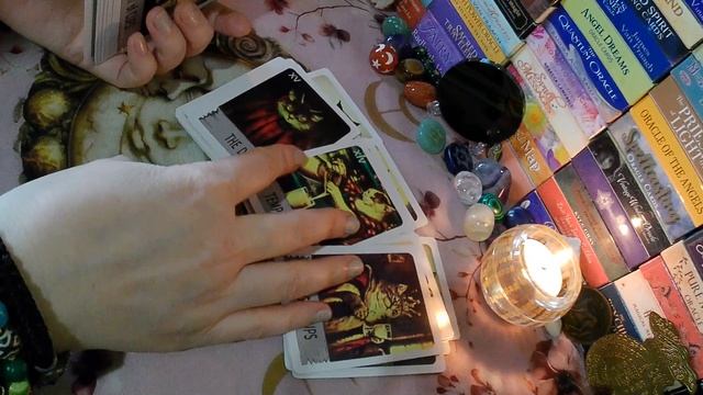 НА КАКОЙ РАЗГОВОР С ТОБОЙ ОН НЕ МОЖЕТ РЕШИТСЯ таро расклад