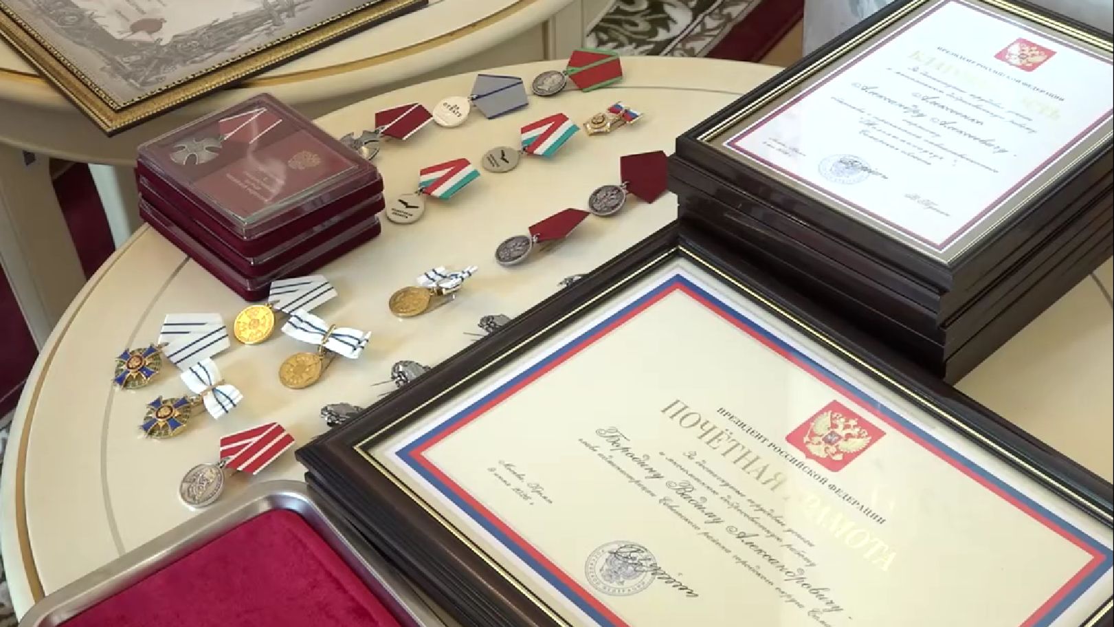 Награждение ко Дню флага, технологическое развитие, помощь защитникам. Спецрепортаж