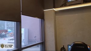 Черные рулонные шторы для защиты от солнечного света и создания приватной обстановки в клубе.