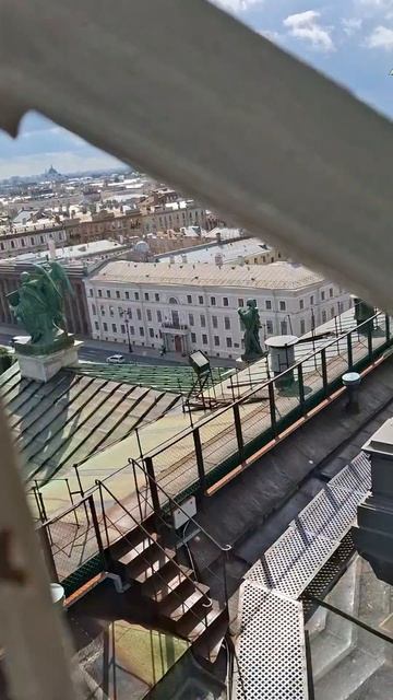 Поднялся на колонаду Исакиевского собора