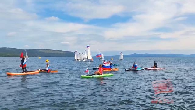Яхтсмены и сапбордисты вместе прошли по Братскому морю с флагами России
