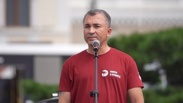В столице Приморья отметили День флага патриотическим автопробегом и многометровым триколором.