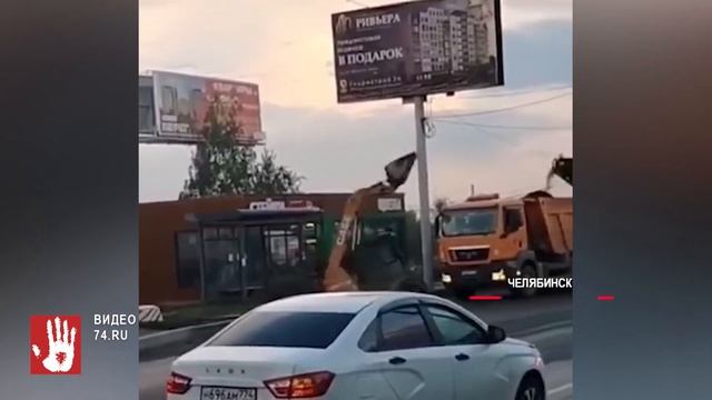 В Челябинске водитель мини-погрузчика хотел эффектно развернуться и упал