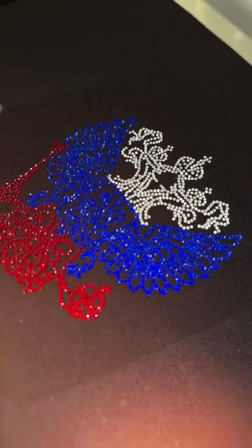 Стразовые принты на футболке на заказ