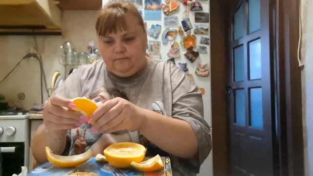 мукбанг. ем. творожную массу. пью кофе. читаю комментарии. у кубанской.