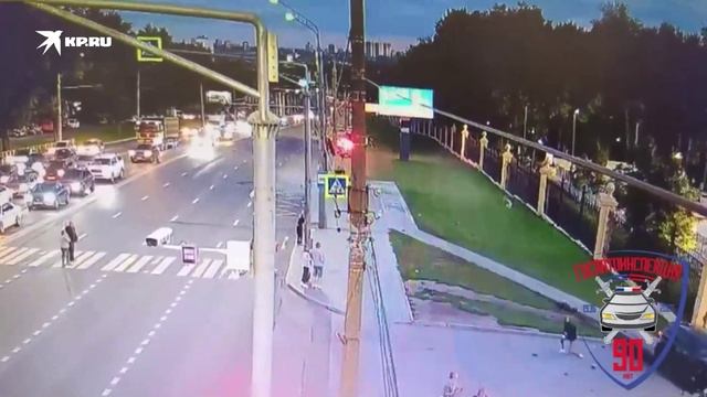 Момент наезда машины на остановку в Нижнем Новгороде попал на видео