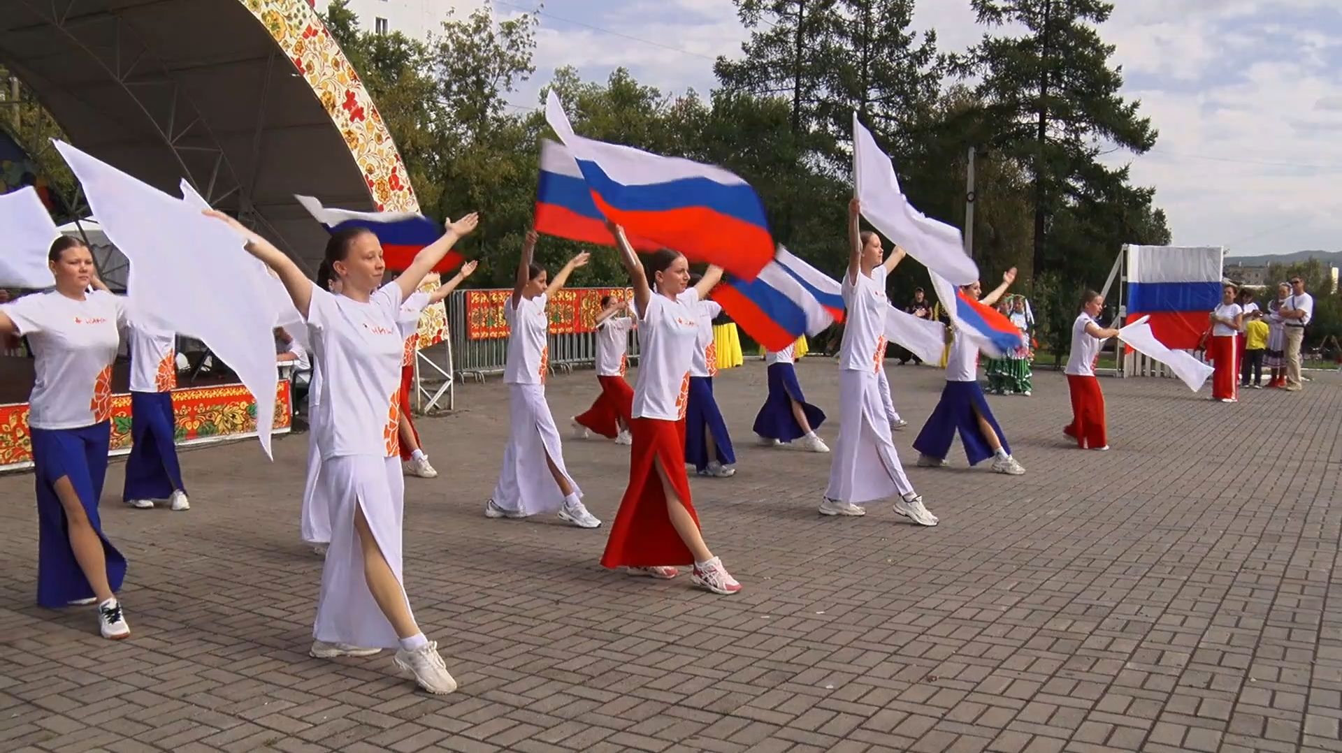 В выходные множество мероприятий в Златоусте было посвящено Дню государственного флага России