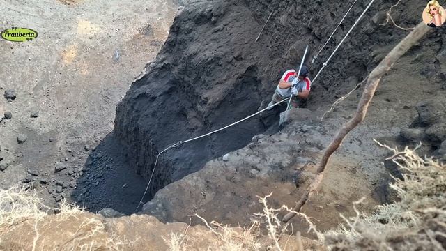 Строительство, шахтёр сбрасывает песок со стен карьера