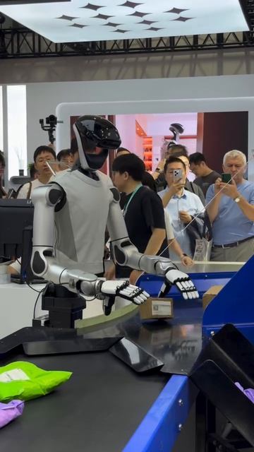 Робот компании Robotera работает на WRC2026 нон-стоп
