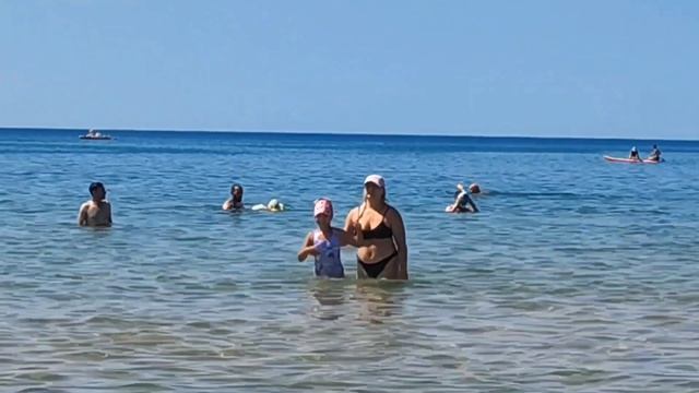 На пляже отдых продолжается и к нам приплыли дельфины.