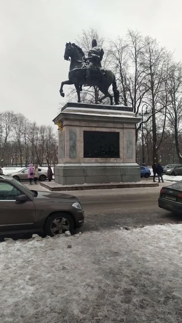 Монумент Петру I около Михайловского замка - Великому прадеду от правнука Фрагмент 1