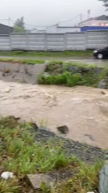 Потоки воды затопили улицы Южно-Сахалинска, часть 1