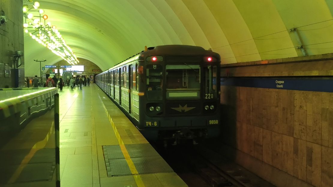 9050 отправляется со станции метро Озерки
