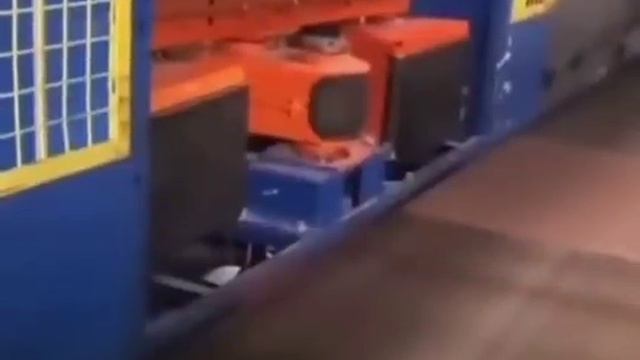 В аэропорту робот сортирует багаж по лентам