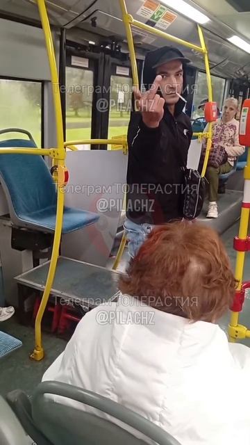 Санкт-Петербург. Пассажир автобуса заснял на видео нарушителя который курил в общественном транспор
