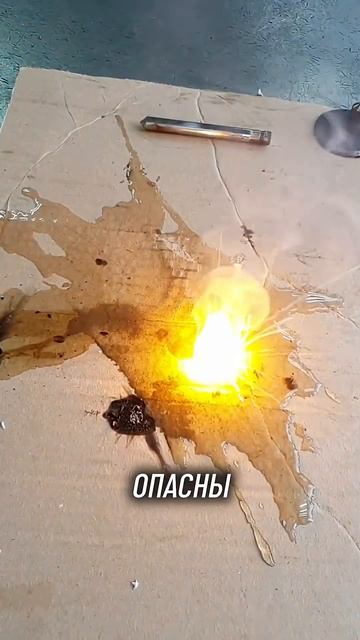 Натрий в клапане двигателя. Взрыв натрия в стакане воды