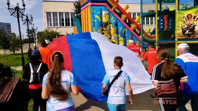 Братчане пронесли огромный триколор по улицам города