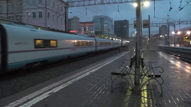 «Сапсан» отправляется с Курского вокзала