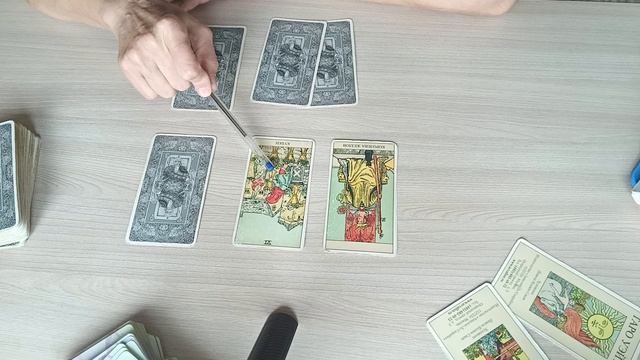 Как он-она реагирует. Таро расклад.