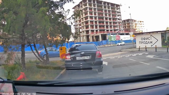 Патрульная машина под кирпич через 2 сплошные. Ростов-на-Дону