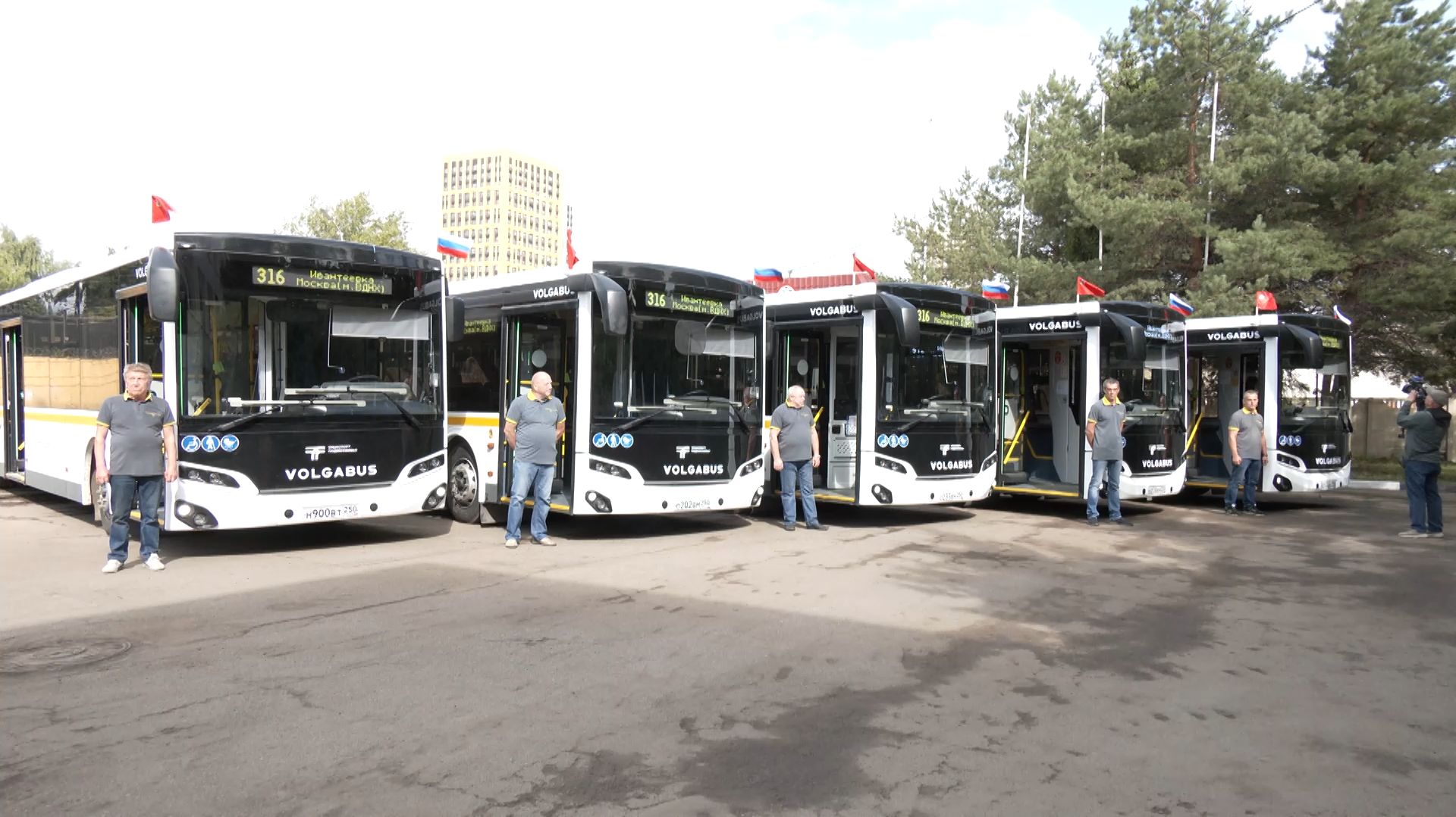 Ключи от новых автобусов большого класса вручил Максим Красноцветов сотрудникам МАП №10
