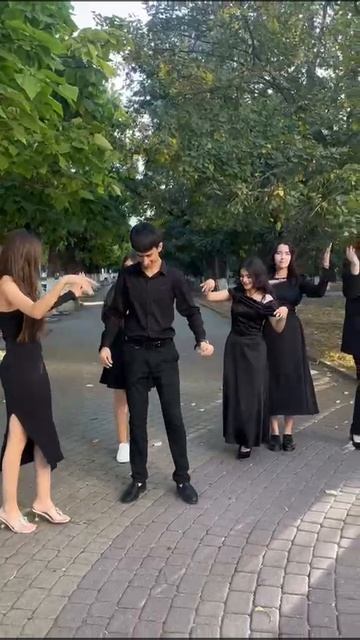 Бахтияр с одноклассницами.