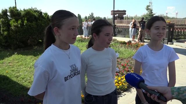 60-метровый российский триколор пронесли по Черкесску в День флага