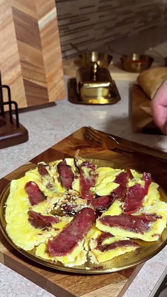 Яичница с бастурмой.