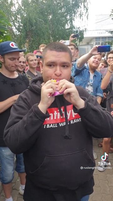 свин жрёт вискас