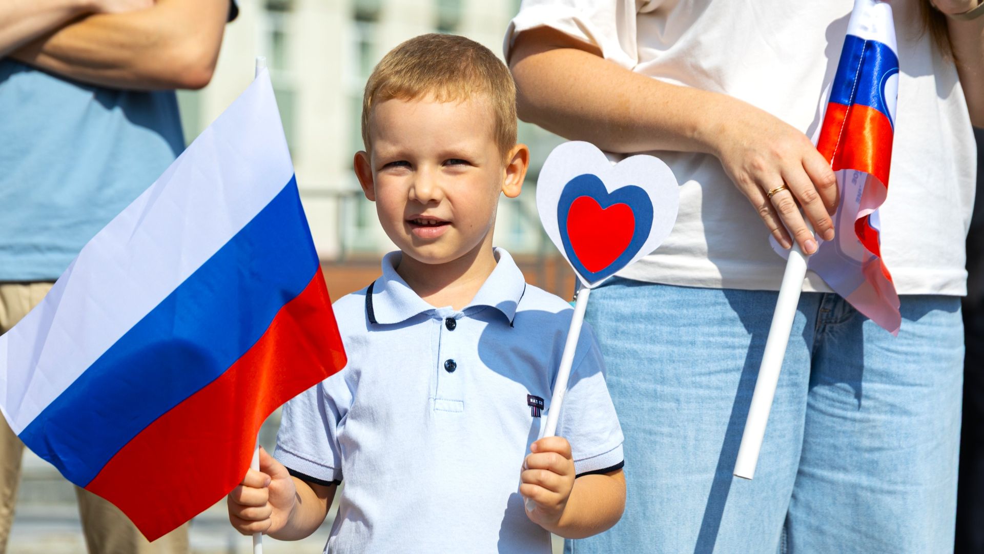 В городах Югры отметили День флага России