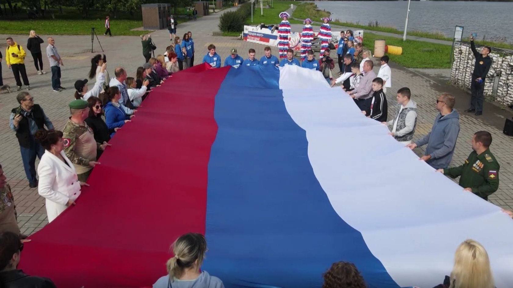 Десятки первоуральцев присоединились к всенародному движению #ПоднятьФлаг