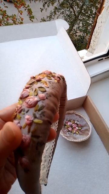 показываю свое творчество: комплект из ободка и броши, натуральный шёлк, авторская объёмная вышивка