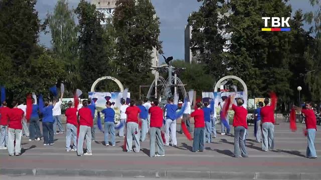 Три цвета — одна страна: в Бердске устроили яркий флэшмоб ко Дню флага