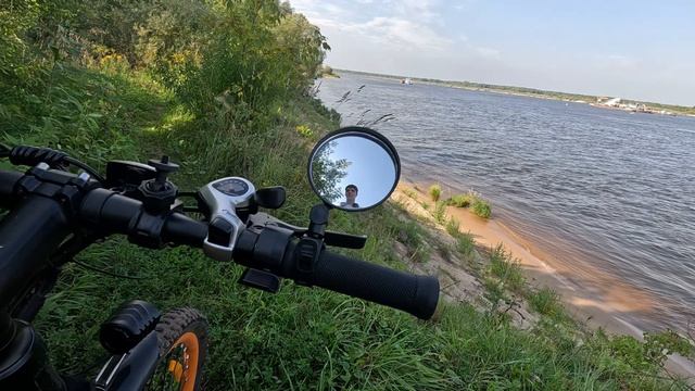 отражение в зеркале велосипеда
